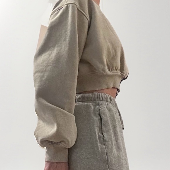 Bershka Cropped Sweatshirt Beige Neutral 15" Length Oversized Fit XS - Picture 4 of 7